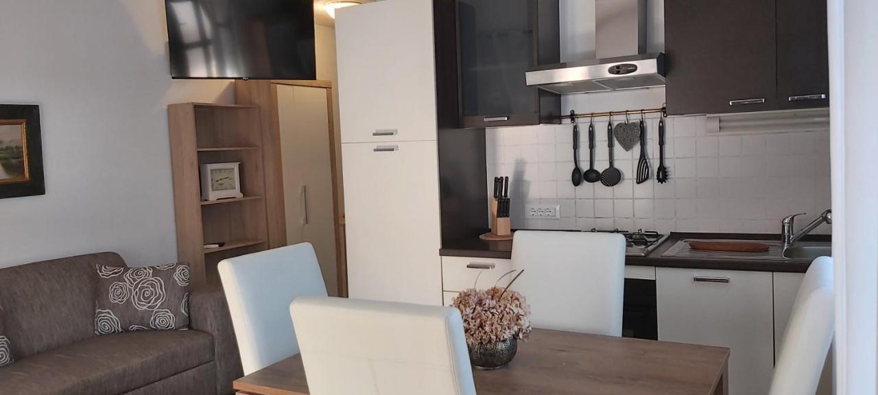 Apartment Iva นยีวีเซ ภายนอก รูปภาพ